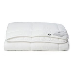 Allergivenlig fiberdyne 200x220 cm - Helårs dobbeltdyne - Let fugttransporterende dyne - Nordstrand Home dobbeltdyne