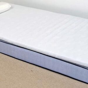 King Plus vendbar topmadras i koldskum 85 x 200 x 6 cm med hvidt quiltet betræk.